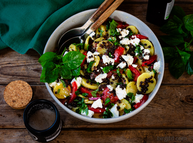 Kartoffelsalat mit Belugalinsen, Tomaten und Feta