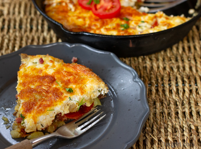 Bauernfrühstück, mit Feta und Tomaten