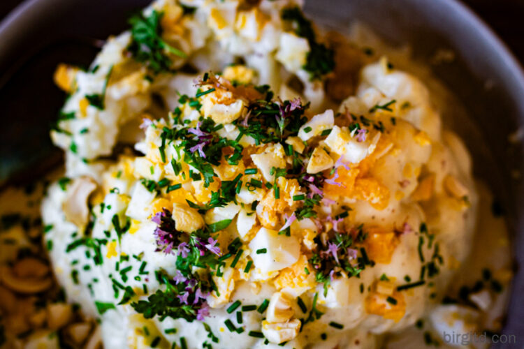 Blumenkohl mit Bechamelsauce, Ei, Cashewkerne und Kräuter