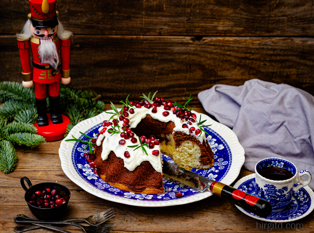 Weihnachtlicher Marmor-Gugelhupf mit Granatapfel-Schmand-Topping