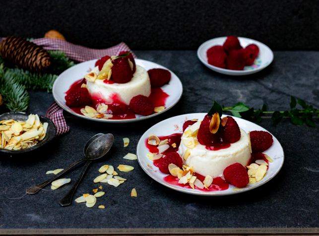 Vegane Panna Cotta mit Himbeeren