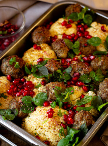 Orientalischer Blumenkohlauflauf mit Hackbällchen und Granatapfel