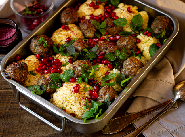 Orientalischer Blumenkohlauflauf mit Hackbällchen und Granatapfel