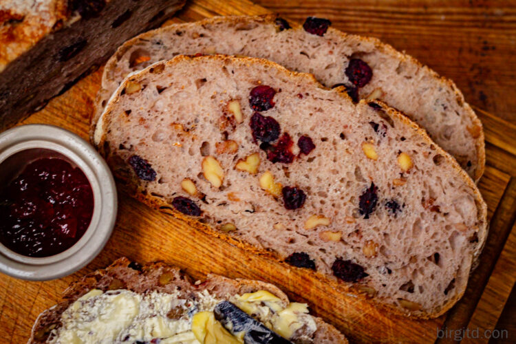 Cranberry-Walnussbrot im Topf gebacken