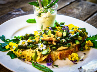 Spargel-Kräuterrührei auf Brot - ein Frühlingsimbiss