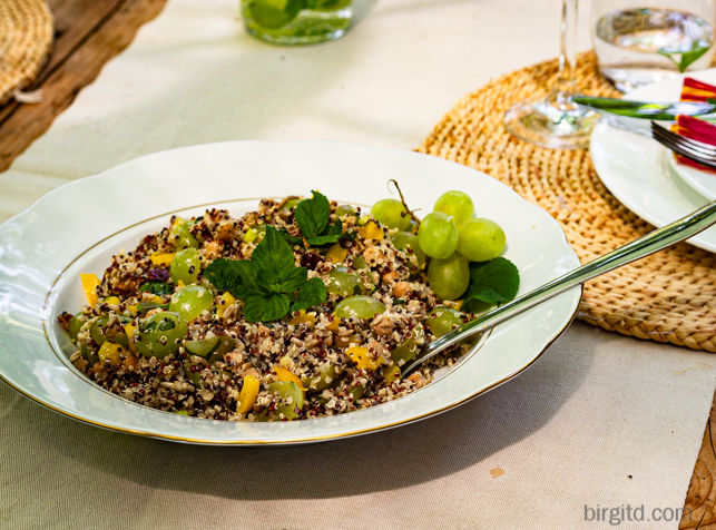 Quinoa-Salat mit Kichererbsen und Trauben