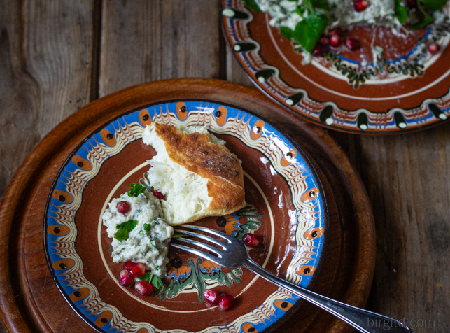 Baba Ganoush mit Fladenbrot auf einem Teller angerichtet