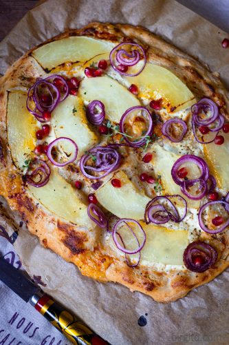 Flammkuchen mit Melone und Zwiebeln