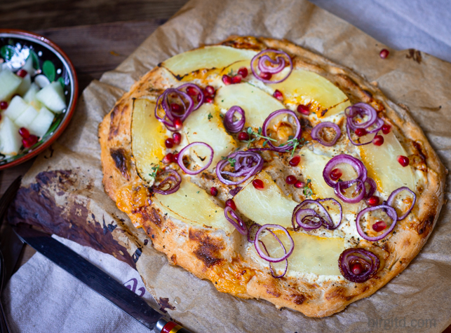Flammkuchen mit Honigmelone und Kräutern