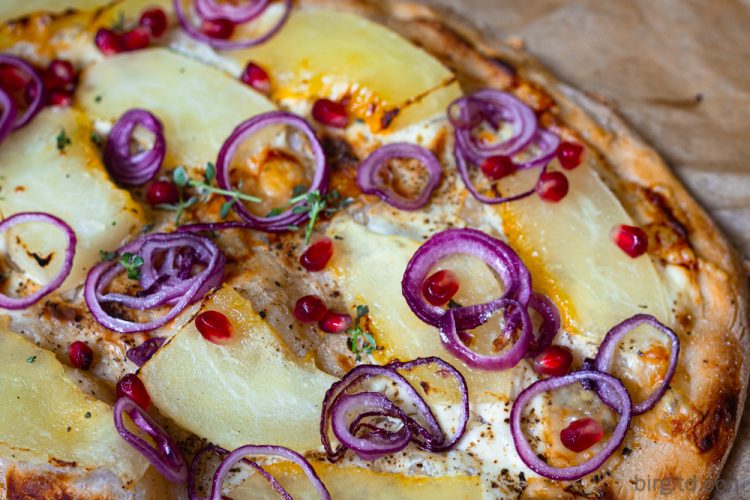 Flammkuchen mit Melone und Zwiebeln
