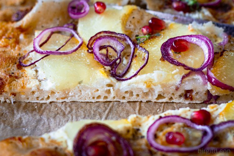 Flammkuchen mit Melone und Zwiebeln